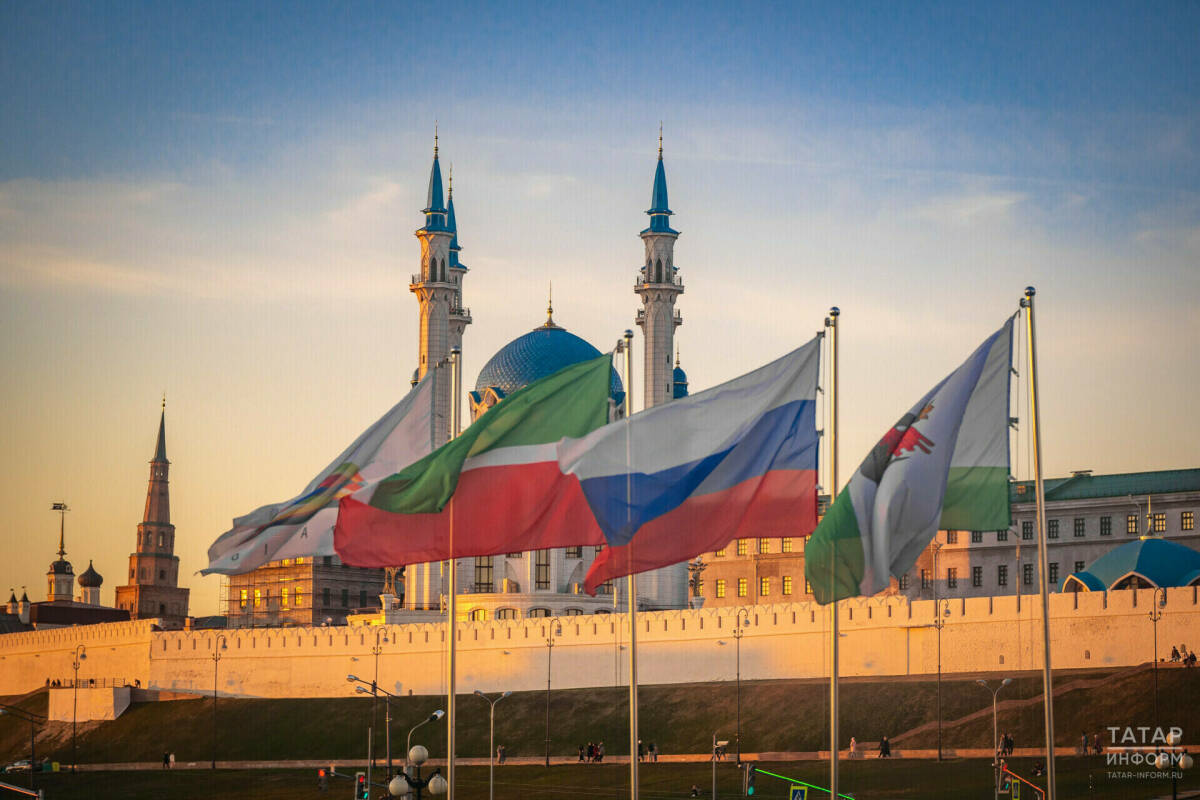 Флаги на фоне Кремля и мечети в Казани